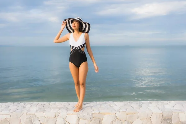 Porträt schöne junge asiatische Frauen entspannen Lächeln glücklich um se — Stockfoto