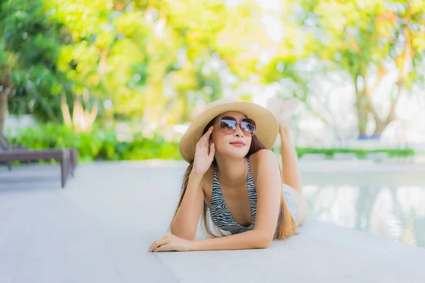 Krásné mladé asijské ženy šťastný úsměv relaxovat kolem venkovní swi — Stock fotografie