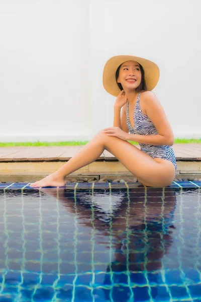 Porträt junge asiatische Frau glücklich lächeln entspannen rund um Freibad — Stockfoto