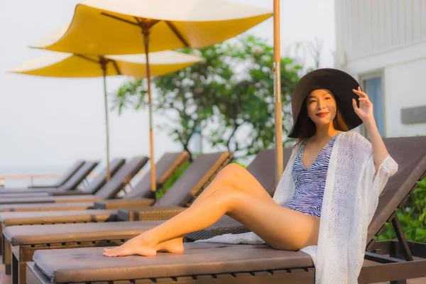 Retrato joven asiático mujer feliz sonrisa relajarse alrededor al aire libre nadar —  Fotos de Stock