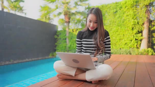 Záběry Krásné Asijské Ženy Relaxaci Bazénu Hotelu — Stock video