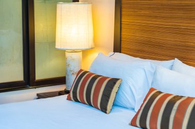 Yatak dekorasyonunda beyaz rahat yastık.