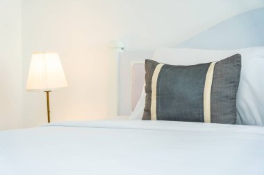 Yatak odasının iç dekorasyonunda yastık.