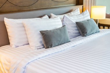 Yatak odasının iç dekorasyonunda yastık.