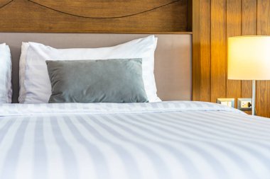 Yatak odasının iç dekorasyonunda yastık.