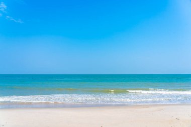 Plajın etrafındaki güzel tropikal okyanus mavi gökyüzü beyaz kl