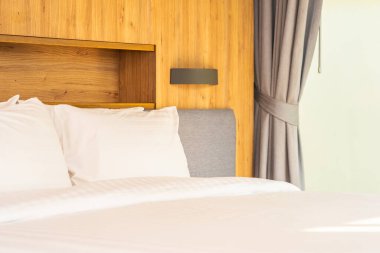 Yatak odasının iç dekorasyonunda yastık.