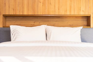 Yatak odasının iç dekorasyonunda yastık.