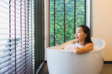 Güzel bir Asyalı kadın portresi. Mutlu bir gülümseme.