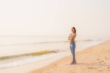 Portre sporu genç Asyalı kadın egzersiz ya da koşuya hazırlan 