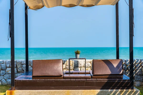 Almohada en sofá cama con salón alrededor de la playa mar y azul s — Foto de Stock