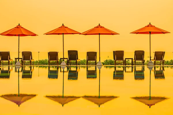 Beau lever de soleil autour avec parasol et chaise de bain en plein air — Photo