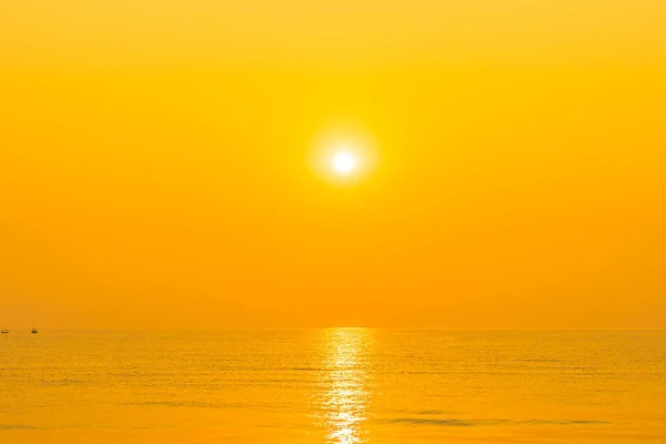 日出或日落时美丽的热带海滩 — 图库照片