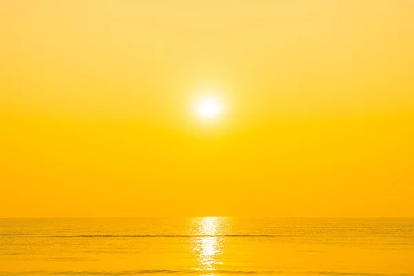 Hermosa playa de mar tropical al amanecer o al atardecer — Foto de Stock