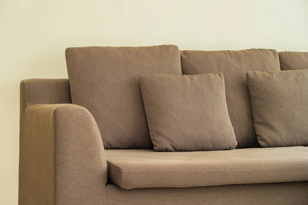 Подушка на дивані прикраса інтер'єру вітальні — стокове фото