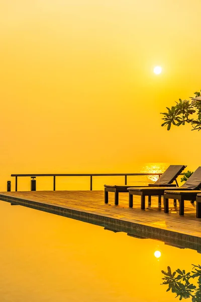 Schöner Sonnenaufgang mit Sonnenschirm und Liegestuhl im Freien — Stockfoto