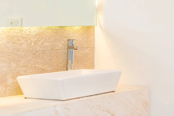 Rubinetto lavabo decorazione interna — Foto Stock