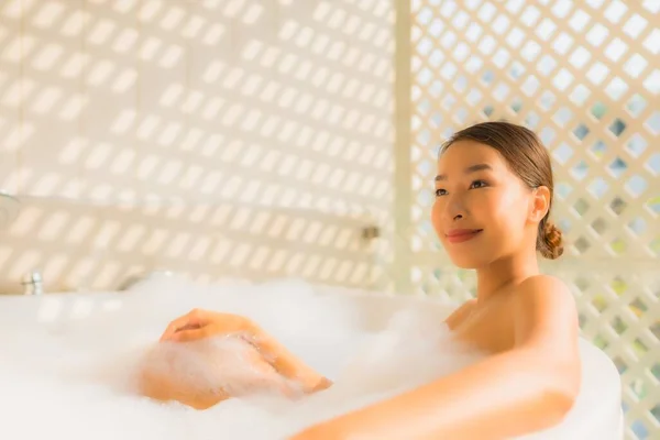 Portret jonge aziatische vrouw ontspannen nemen een bad in bad — Stockfoto