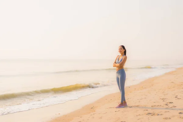 Портретный спорт молодая азиатская женщина подготовить упражнения или запустить на — стоковое фото