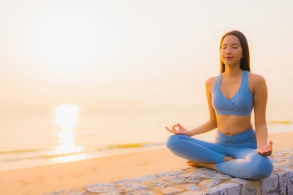 Portrait jeune femme asiatique faire méditation autour de la mer plage océan — Photo