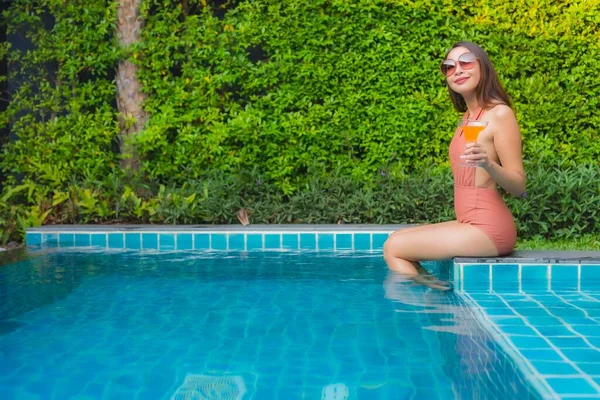 Portrait jeune asiatique femme relax heureux sourire autour de la natation caca — Photo
