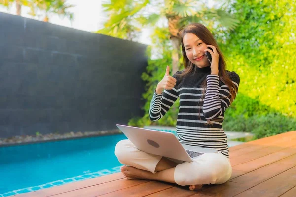 Portré fiatal ázsiai nő használ laptop számítógép intelligens mobi — Stock Fotó