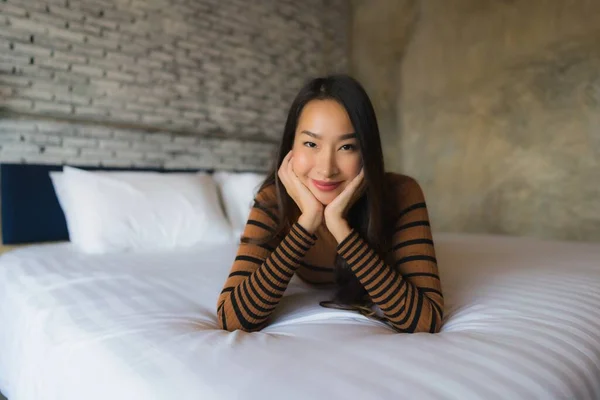 Junge asiatische Frau glücklich Lächeln entspannen auf Bett in Schlafzimmer — Stockfoto