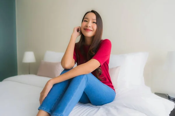 Porträt schöne junge asiatische Frauen lächeln glücklich im Bett — Stockfoto