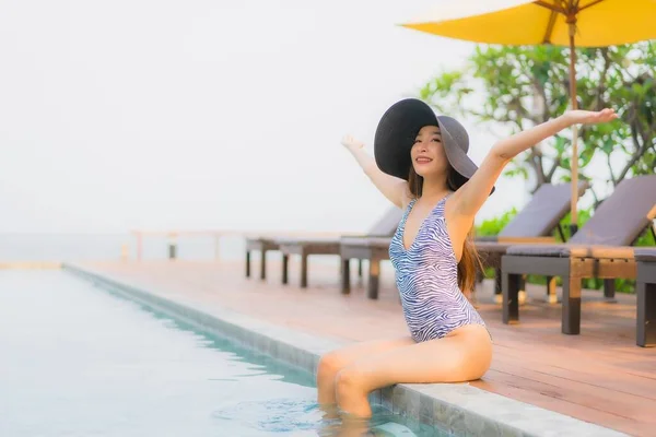 Portrait jeune asiatique femme heureux sourire se détendre autour de nager en plein air — Photo