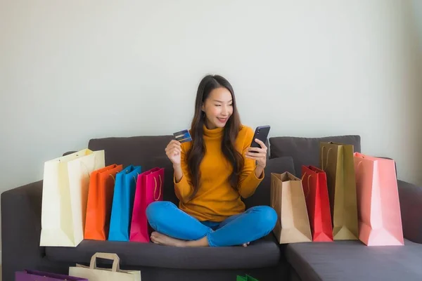 Retrato joven asiática mujer usando portátil ordenador con inteligente mobi — Foto de Stock