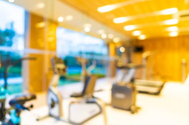 Beden eğitimi odasının içi spor malzemeleriyle dolu.