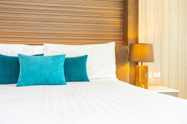 Yatak dekorasyonunda beyaz rahat yastık.