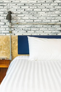 Yatak odasının iç dekorasyonunda yastık.