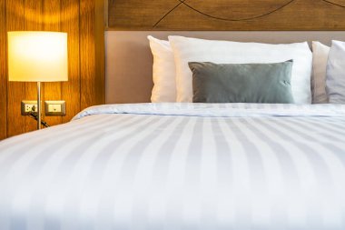 Yatak odasının iç dekorasyonunda yastık.