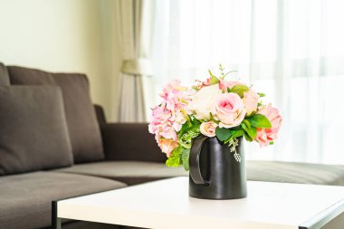 Yastık ve kanepe dekorasyonlu vazo çiçeği.