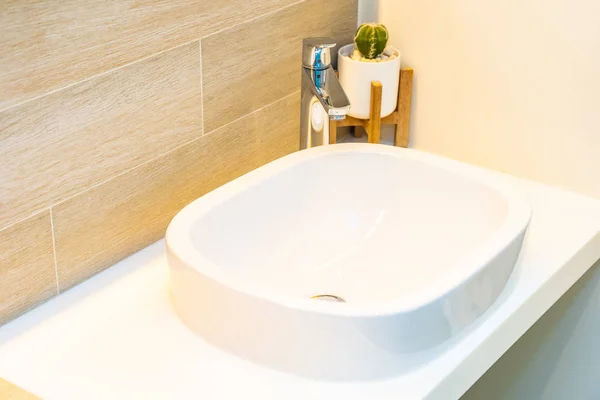 Wasserfacuet und weißes Waschbecken Dekoration Innenraum — Stockfoto