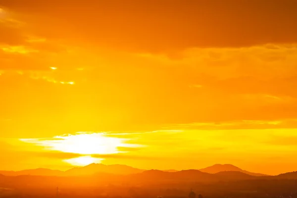 Schöne Landschaft mit Sonnenaufgang oder Sonnenuntergang über den Bergen — Stockfoto