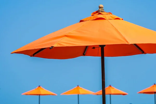 Paraplu met mooie blauwe lucht achtergrond bijna zee oceaan bea — Stockfoto