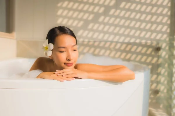 Retrato jovem mulher asiática relaxar tomar um banho na banheira — Fotografia de Stock