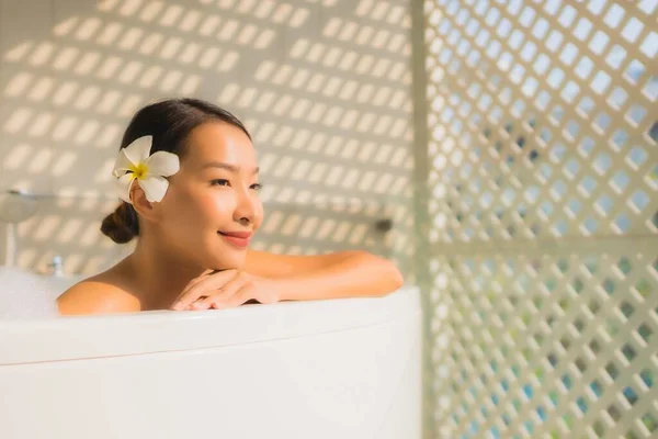 Portre genç Asyalı kadın rahatla küvette banyo yap. — Stok fotoğraf