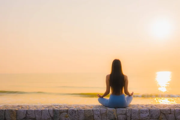 Портрет молодой азиатской женщины делать медитацию вокруг морского берега океана — стоковое фото