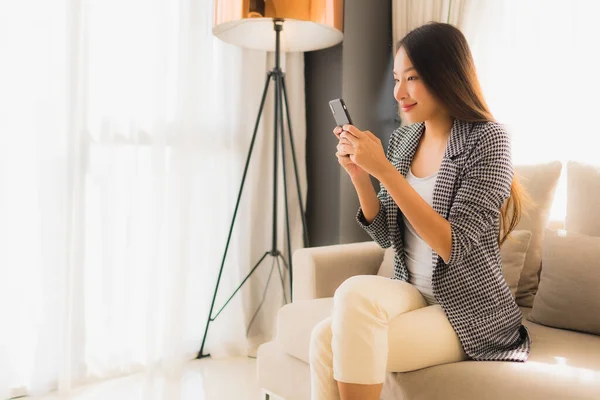 Porträt schöne junge asiatische Frauen mit sprechendem Handy — Stockfoto