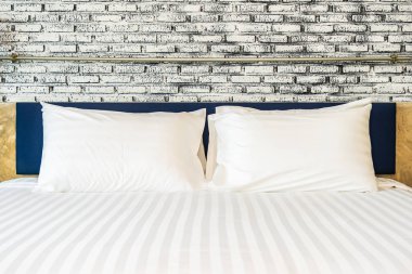 Yatak odasının iç dekorasyonunda yastık.