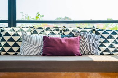 Oturma odasındaki kanepede rahat bir yastık.