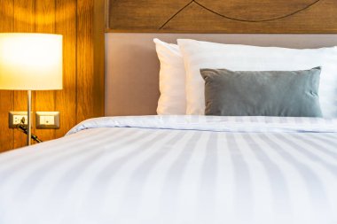 Yatak odasının iç dekorasyonunda yastık.