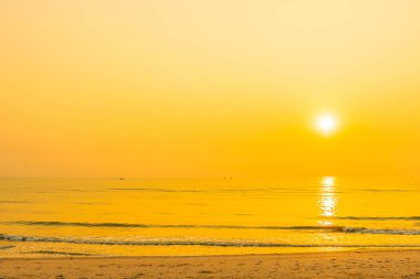Güneşin doğuşunda ya da batışında güzel tropikal okyanus plajı