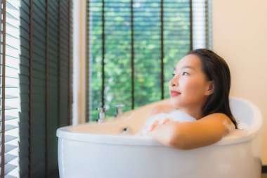 Güzel bir Asyalı kadın portresi. Mutlu bir gülümseme.