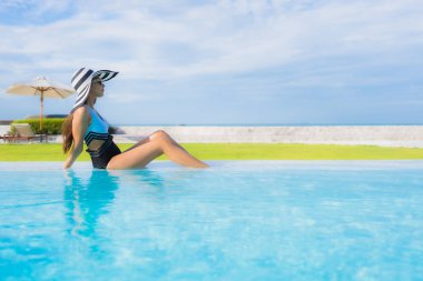 Güzel Asyalı genç kadınların portresi. Gülümseyin. Rahatlayın.