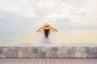 Güzel Asyalı genç kadınların portresi. Gülümseyin. Rahatlayın.