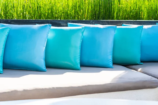 Travesseiro confortável no sofá cadeira decoração ao ar livre — Fotografia de Stock